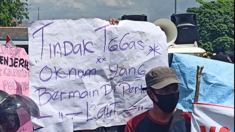 Protes Tambang Apung, Ratusan Nelayan Demo Kantor PT Timah
