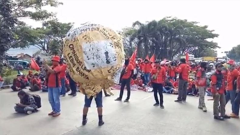 Demo Tolak Uu Cipta Kerja Seribuan Buruh Sumedang Blokade Jalan Hingga Macet 4 Km Bagian 1