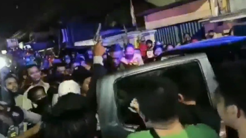 Polisi Lepaskan Tembakan saat Evakuasi 2 Jambret yang Dikeroyok Warga Palembang