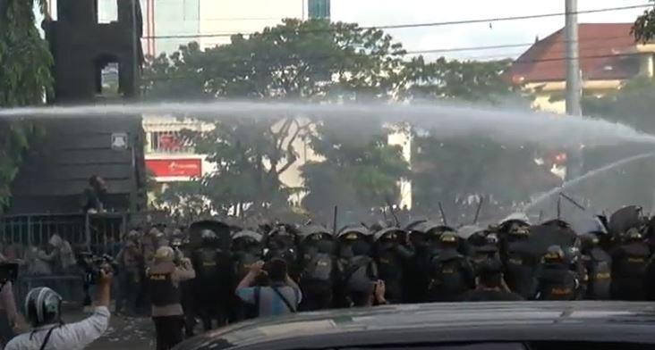 Polisi Tembakkan Gas Air Mata Bubarkan Aksi Demo di DPRD Jateng