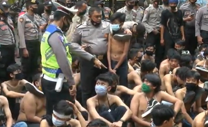 Demo Tolak Omnibus Law di Subang, Ratusan Remaja Turunkan Bendera Merah Putih