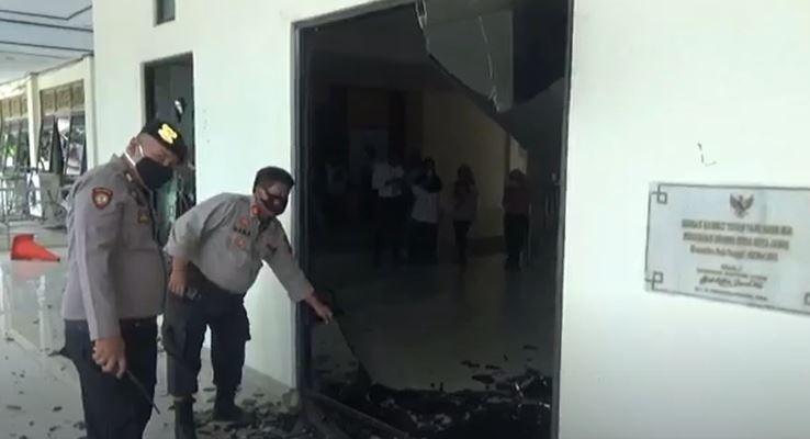 Massa Pelajar SMK di Jambi Rusak Gedung DPRD, Polisi Turun Tangan