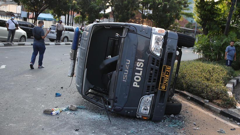 Unjuk Rasa Tolak Omnibus Law, Mobil Polisi Dirusak Massa di Pejompongan - Bagian 1