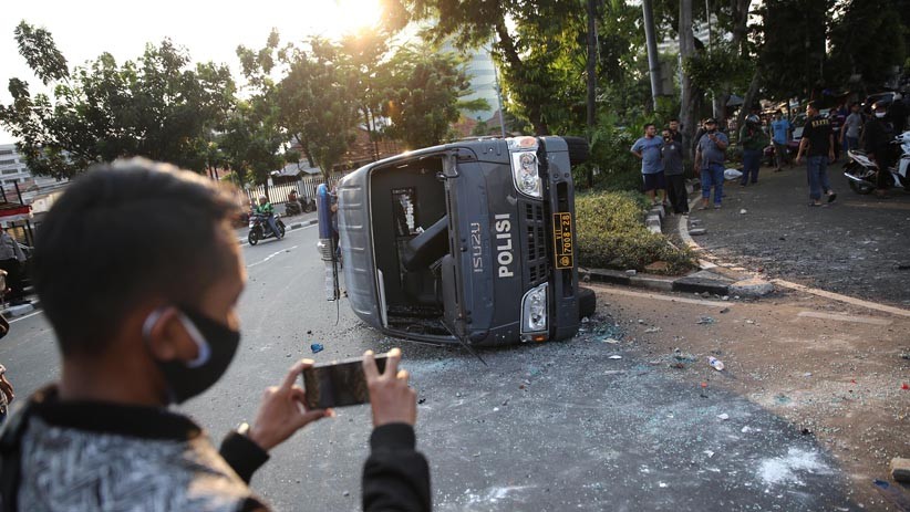 Unjuk Rasa Tolak Omnibus Law, Mobil Polisi Dirusak Massa di Pejompongan - Bagian 3