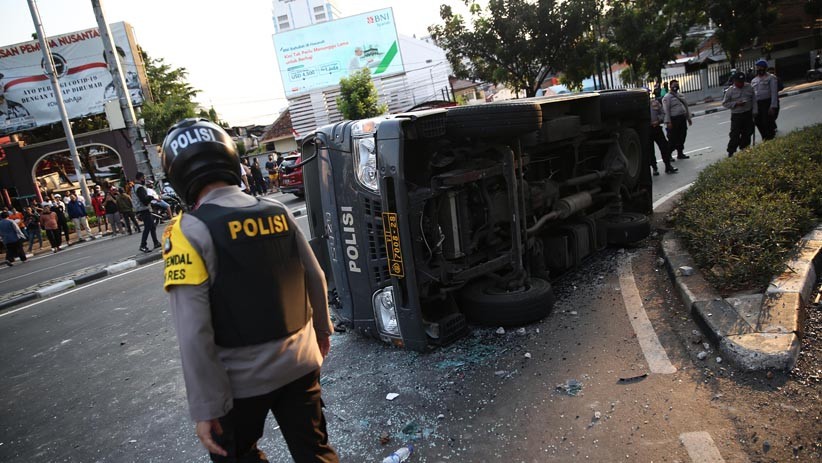 Unjuk Rasa Tolak Omnibus Law, Mobil Polisi Dirusak Massa di Pejompongan - Bagian 2