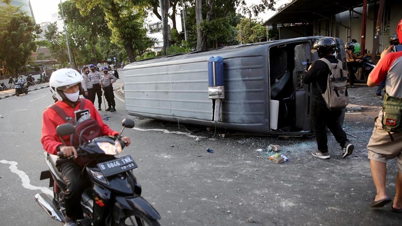 Unjuk Rasa Tolak Omnibus Law, Mobil Polisi Dirusak Massa di Pejompongan - Bagian 4