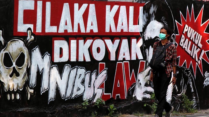 Seniman Surabaya Kritik Pengesahan Omnibus Law Melalui Mural - Bagian 2