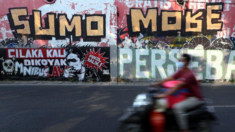 Seniman Surabaya Kritik Pengesahan Omnibus Law Melalui Mural - Bagian 3