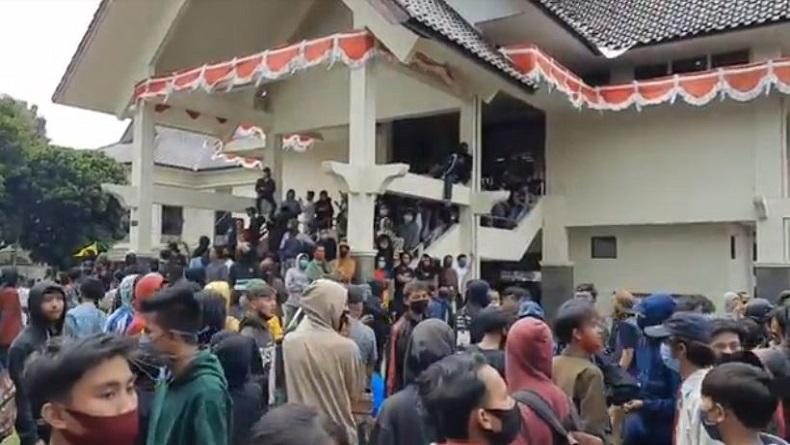 Massa Penolak UU Cipta Kerja Rusak Fasilitas Gedung DPRD Tasikmalaya, 1 Satpol PP Terluka