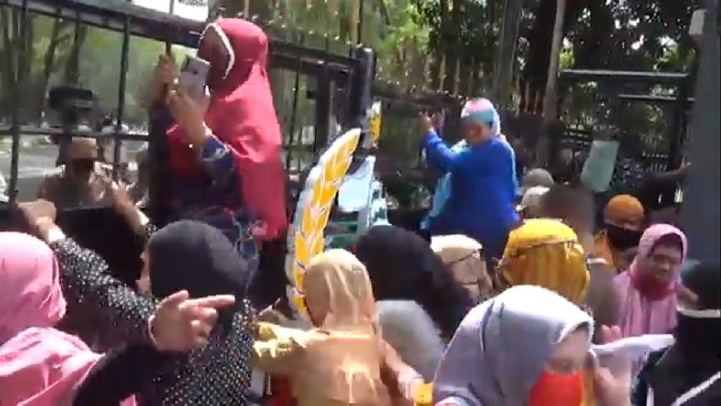 title Begini kalau Ibu-Ibu di Makassar Berunjuk Rasa, Sampai Panjat Pagar Begini kalau Ibu-Ibu di Makassar Berunjuk Rasa, Sampai Panjat Pagar