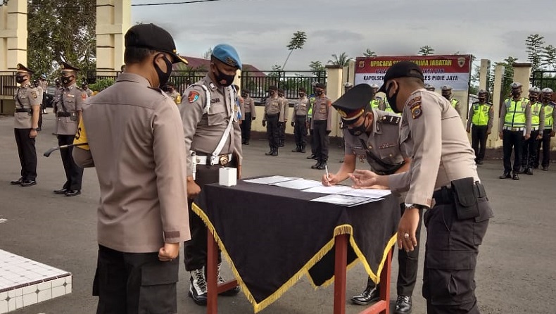 title Sembuh dari Covid-19, Kapolres Pidie Jaya Pimpin Sertijab Kasatlantas dan Kapolsek Sembuh dari Covid-19, Kapolres Pidie Jaya Pimpin Sertijab Kasatlantas dan Kapolsek