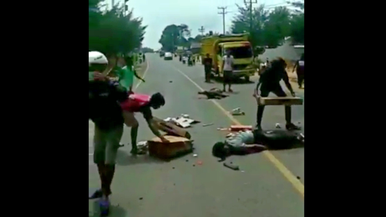 title Mobil Terbalik di Ogan Ilir, 5 Korban Dikira Tewas karena Tergeletak di Jalan Mobil Terbalik di Ogan Ilir, 5 Korban Dikira Tewas karena Tergeletak di Jalan