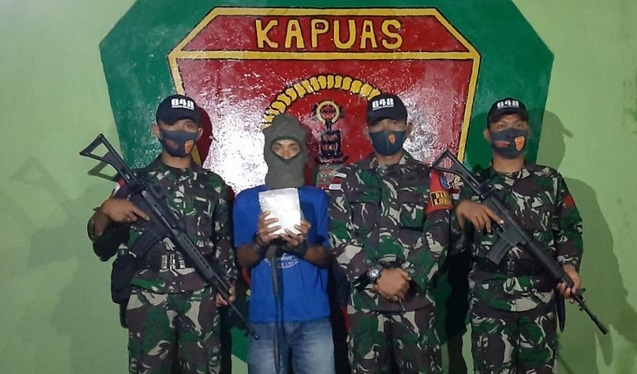 Bawa Sabu 1,1 Kg Lewati Perbatasan RI-Malaysia, Kurir Narkoba Ditangkap Satgas Pamtas