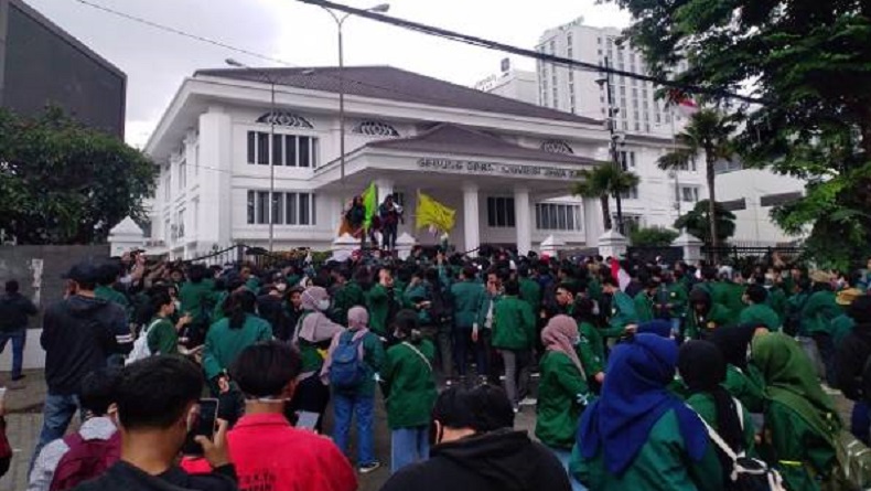 Demo Tolak UU Cipta Kerja, Mahasiswa Gedor Gerbang Gedung DPRD Jabar dan Bakar Ban
