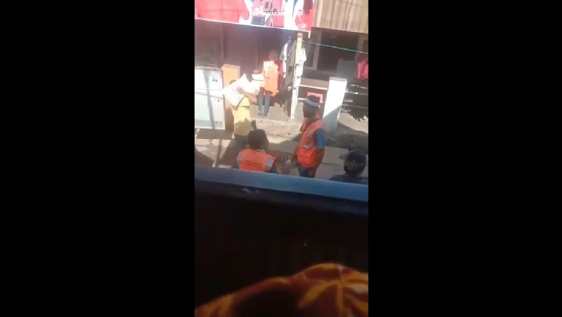 Video Viral Timses Pasangan Calon Peserta Pilkada di Makassar Bagi-Bagi Beras