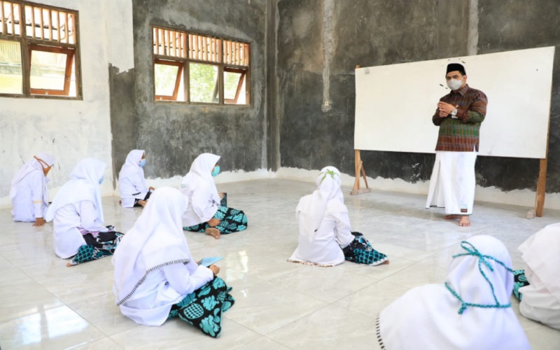 Ponpes Jadi Klaster Covid-19, Gus Yasin: Kegiatan Belajar Jangan Berhenti