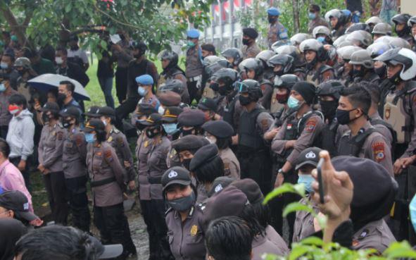 Meski Basah Kuyup, 180 Polwan Tetap Siaga Hadapi Demonstran di DPRD Sulut