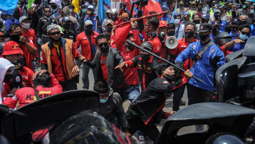 Ribuan Mahasiswa dan Buruh Bersatu Blokir Jalan Nasional Bandung-Garut - Bagian 2