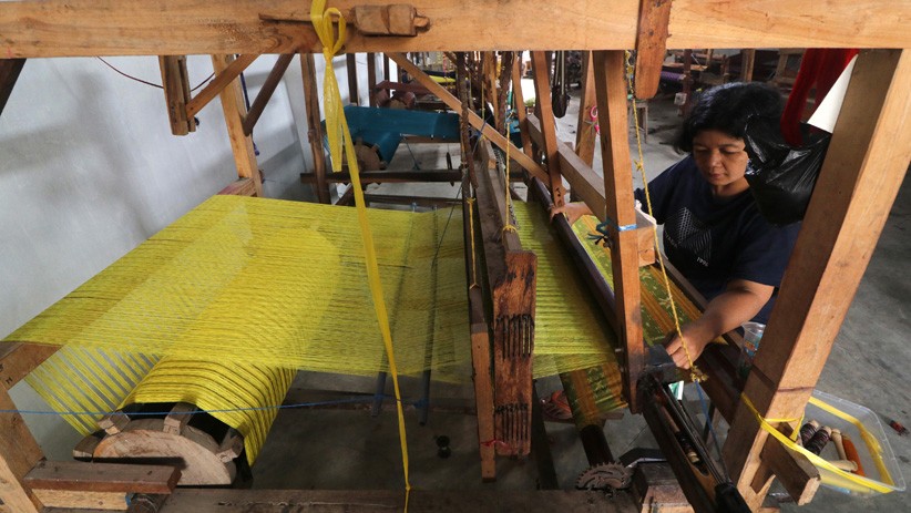 Melihat Pembuatan Sarung Tenun Ikat - Bagian 2