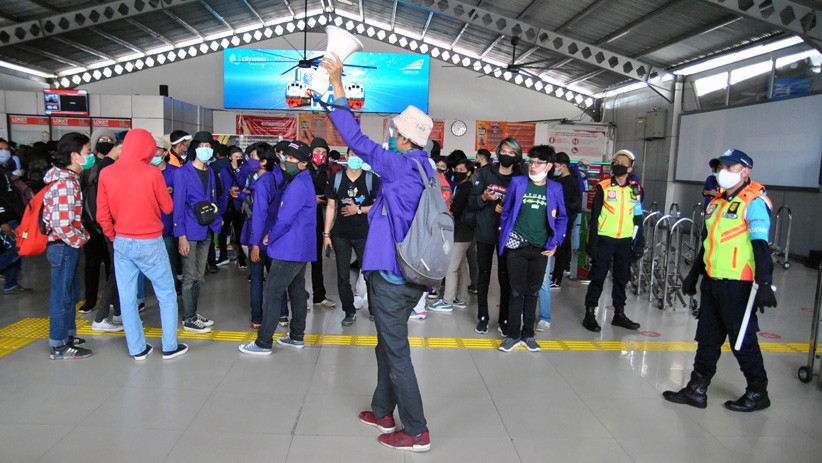 Tolak Omnibus Law, Mahasiswa Bergerak dari Stasiun Bogor Menuju Istana Negara - Bagian 1