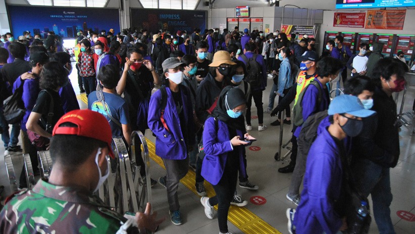 Tolak Omnibus Law, Mahasiswa Bergerak dari Stasiun Bogor Menuju Istana Negara - Bagian 2