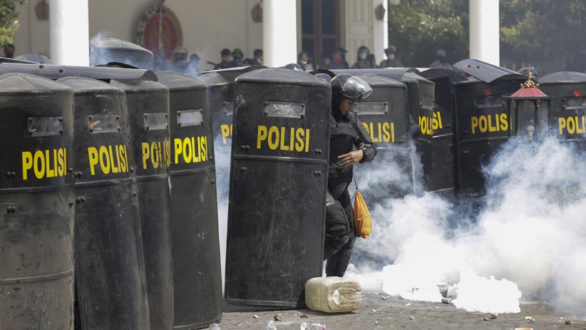 Demo Tolak UU Cipta Kerja Ricuh, Fasilitas di Kawasan Malioboro Yogyakarta Rusak - Bagian 3
