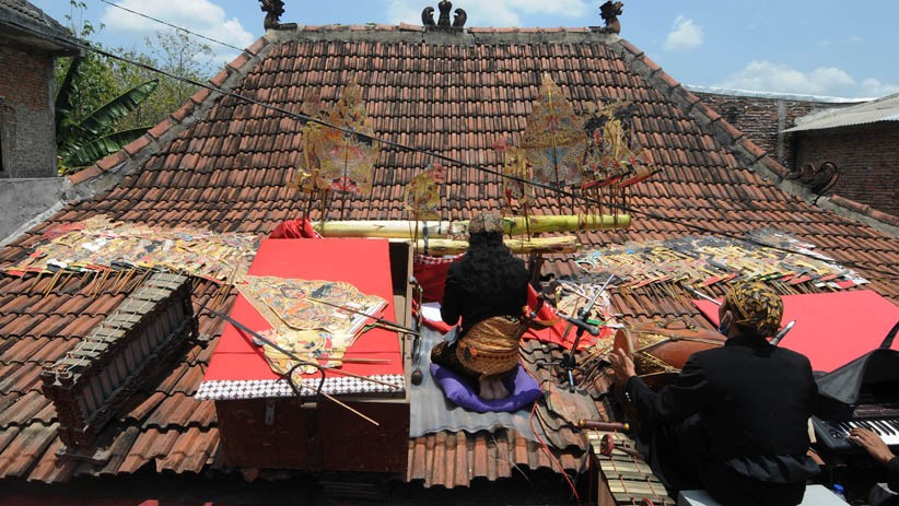 Seniman Gelar Pertunjukan Wayang Kulit di Atas Genteng Rumah - Bagian 2