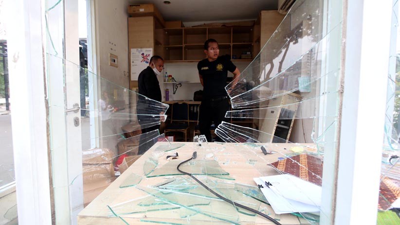 Gedung Kementerian ESDM Dirusak Massa, Kaca Pecah Berhamburan - Bagian 3