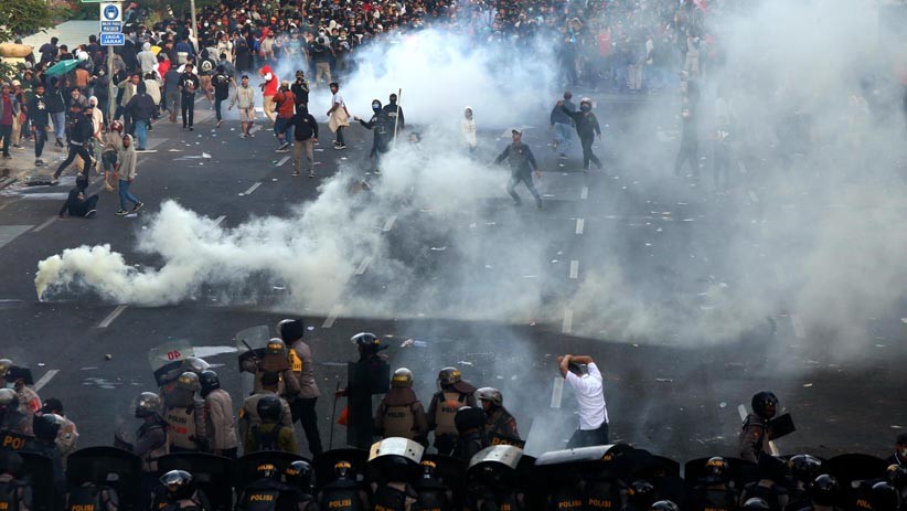 Bentrokan antara Massa dan Polisi Pecah di Surabaya - Bagian 1