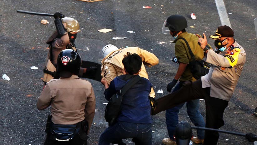 Bentrokan antara Massa dan Polisi Pecah di Surabaya - Bagian 4