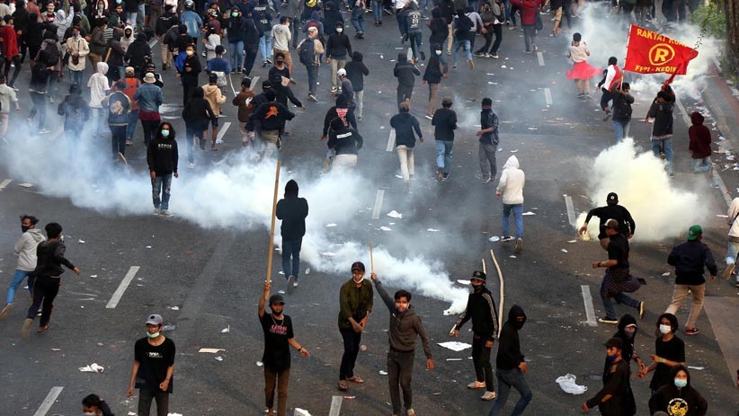 Bentrokan antara Massa dan Polisi Pecah di Surabaya - Bagian 2