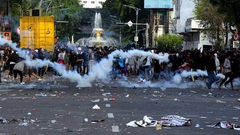 Bentrokan antara Massa dan Polisi Pecah di Surabaya - Bagian 6