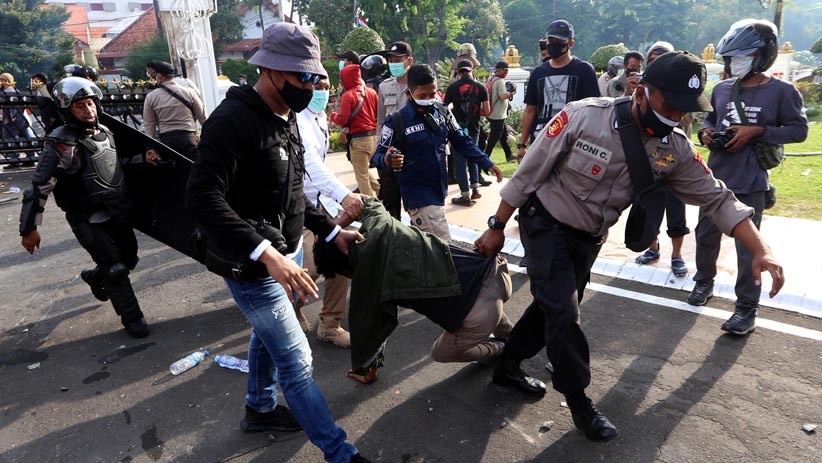 Bentrokan antara Massa dan Polisi Pecah di Surabaya - Bagian 5