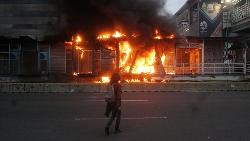 Penampakan Halte Transjakarta Sarinah Ludes Dibakar Massa - Bagian 2