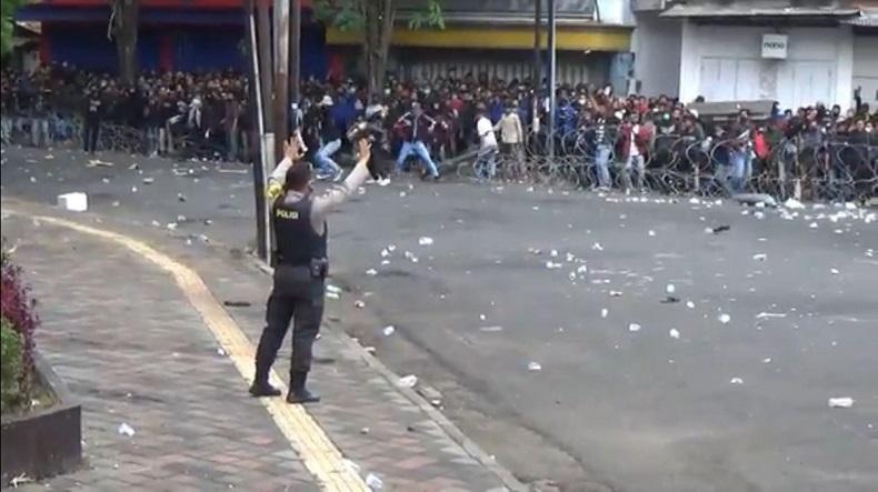 Demo Tolak UU Cipta Kerja di Jember Sempat Ricuh, Ketua DPRD Temui Peserta Aksi