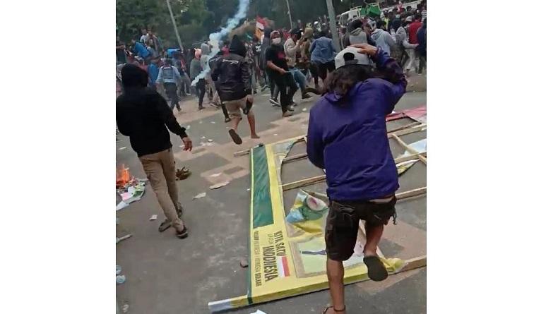 Demo Tolak UU Cipta Kerja di Probolinggo Ricuh, Diduga Ada Provokator Menyusup
