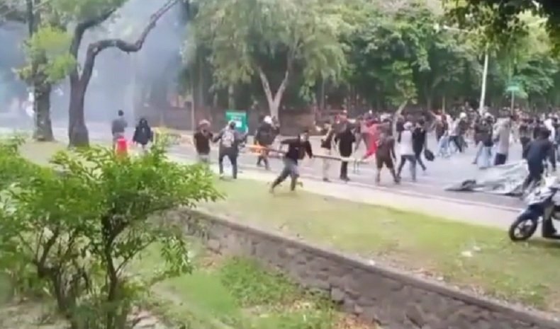 Demo Mahasiswa Tolak UU Cipta Kerja di Bali Rusuh, Polisi Tembakkan Gas Air Mata