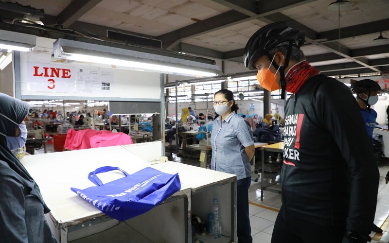 title Usai Demo Ricuh di DPRD Jateng, Ganjar Blusukan Ketemu Buruh Pabrik di Semarang Usai Demo Ricuh di DPRD Jateng, Ganjar Blusukan Ketemu Buruh Pabrik di Semarang