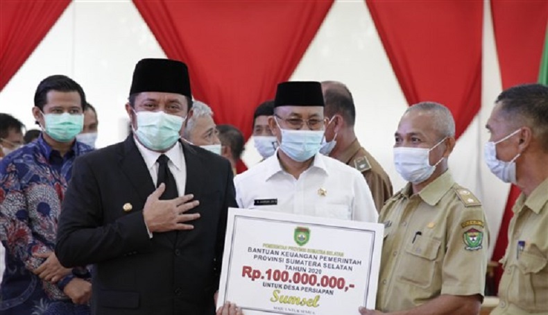 Herman Deru Serahkan Bantuan Rp7,7 Miliar untuk Puluhan Desa Persiapan di Sumsel