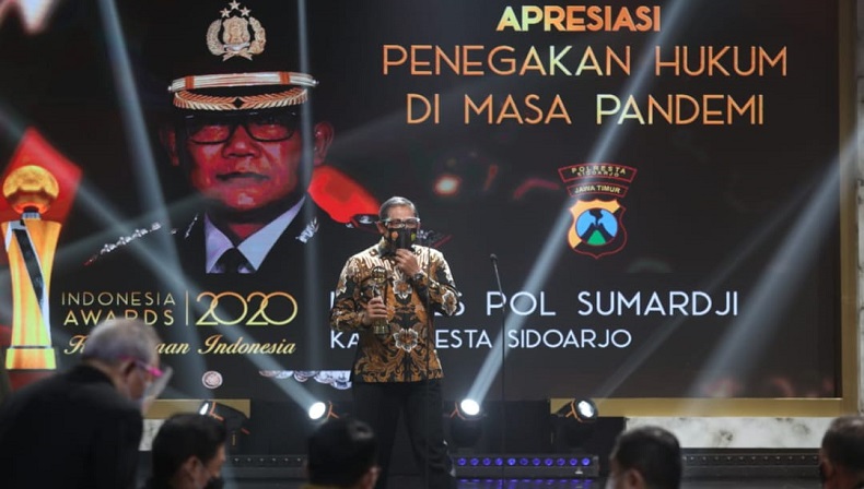 title Konsisten Tegakkan Hukum dan Protokol Kesehatan di Masa Pandemi, Kapolresta Sidoarjo Raih Indonesia Awards 2020 Konsisten Tegakkan Hukum dan Protokol Kesehatan di Masa Pandemi, Kapolresta Sidoarjo Raih Indonesia Awards 2020