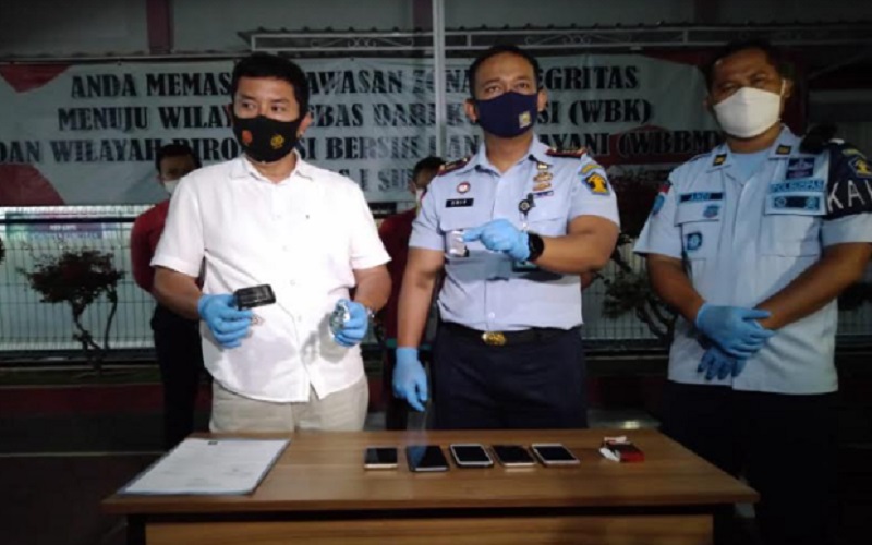 title Oknum Sipir Diduga Selundupkan Narkoba di Rutan Solo, Sabu Disimpan dalam Charger HP Oknum Sipir Diduga Selundupkan Narkoba di Rutan Solo, Sabu Disimpan dalam Charger HP