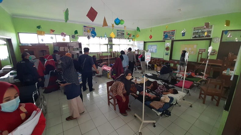 title 114 Warga Karikil Tasikmalaya Keracunan Nasi Kuning saat Acara Ulang Tahun 114 Warga Karikil Tasikmalaya Keracunan Nasi Kuning saat Acara Ulang Tahun