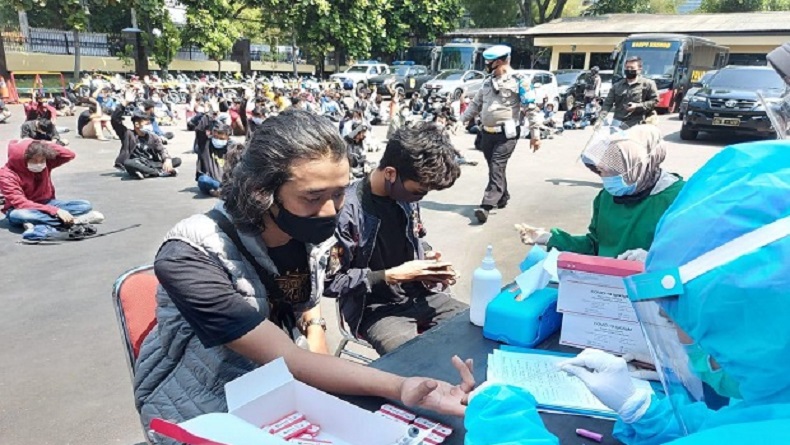 Ratusan Demonstran yang Diamankan Polrestabes Bandung Rapid Test, 13 Reaktif Covid-19