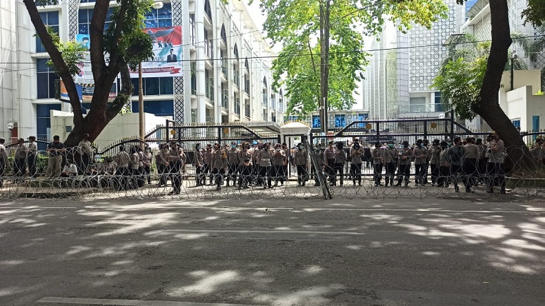 Jelang Unjuk Rasa Buruh, Polisi Perketat Pengamanan Gedung DPRD Sumut