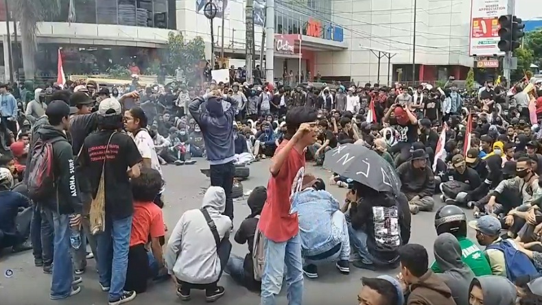 Tolak Pengesahan Omnibus Law Cipta Kerja, Ratusan Mahasiswa dan Pelajar Blokir Jalan di Medan