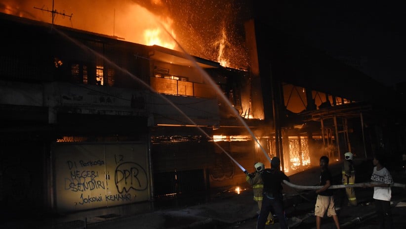Toko dan Bioskop Senen Dibakar Massa - Bagian 2