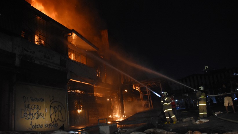 Toko dan Bioskop Senen Dibakar Massa - Bagian 3