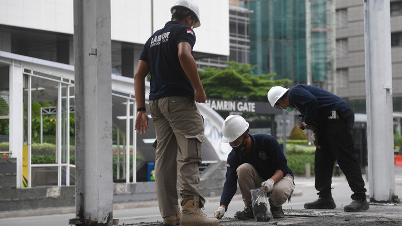 Bareskrim Polri Olah TKP Halte Transjakarta Bundaran HI yang Dibakar Massa - Bagian 2