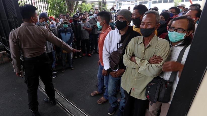 Tangisan Orang Tua Menjemput Anak yang Ditangkap saat Aksi Menolak Omnibus Law - Bagian 3