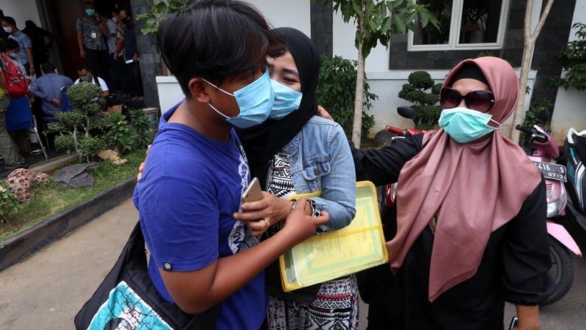 Tangisan Orang Tua Menjemput Anak yang Ditangkap saat Aksi Menolak Omnibus Law - Bagian 2